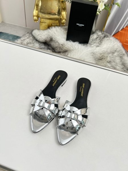 Yves Saint Laurent Cow patent leather flat pointed toe slippers