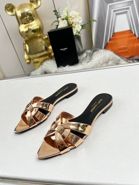 Yves Saint Laurent Cow patent leather flat pointed toe slippers