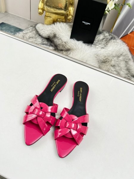 Yves Saint Laurent Cow patent leather flat pointed toe slippers