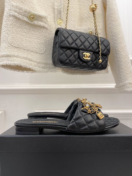 Chanel Pendant Pearl Chain Slippers Classic Rhombus Design