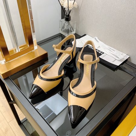 Chanel Mid-heel color-block sandals with elegant personality
