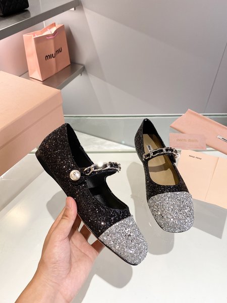 Miu Miu Rhinestone flower-decorated high-heeled shoes, two-tone stitching