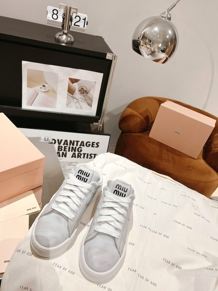 Miu Miu retro fashion white shoes