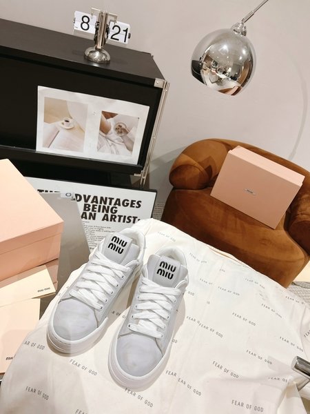 Miu Miu retro fashion white shoes