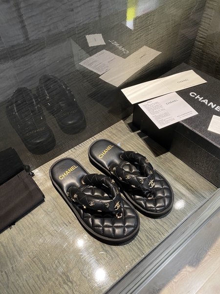 Chanel Diamond camellia bread flip-flops