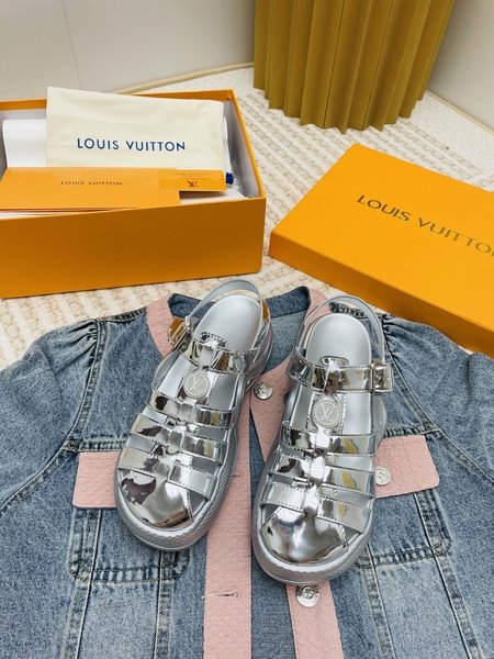 Louis Vuitton Customized first-layer cow patent leather sandals