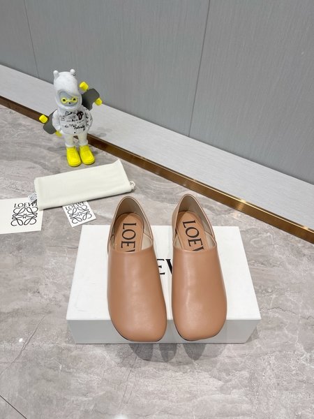 Loewe Women s round toe flat shoes