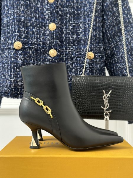 Louis Vuitton Metal chain boots series