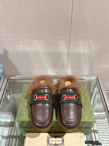 Gucci Square toe furry half slippers