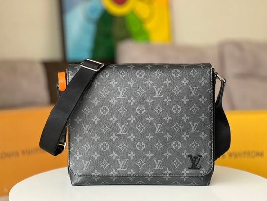Louis Vuitton LV DISTRICT Medium Messenger Bag M45271