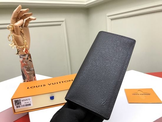 Louis Vuitton LV Crossgrain Wallet M32572
