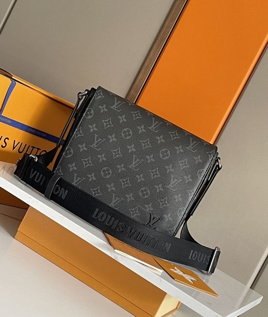 Louis Vuitton LV District Small Messenger Bag M46255