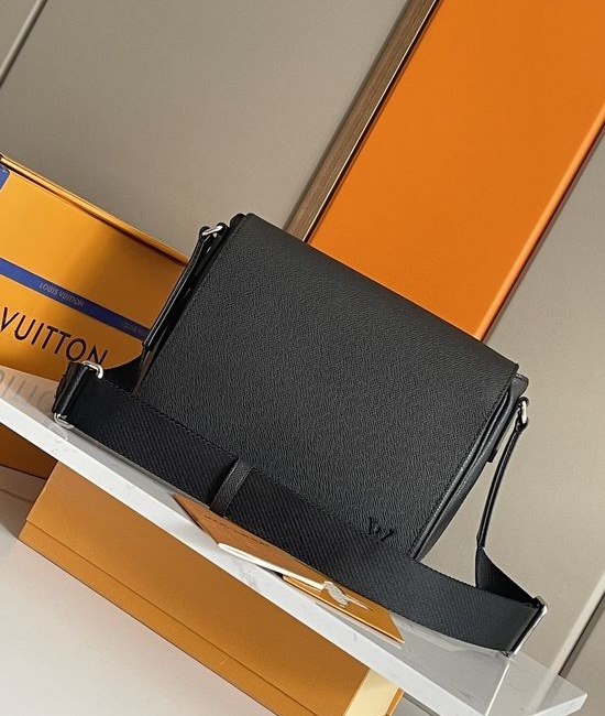 Louis Vuitton LV District Small Messenger Bag M30850