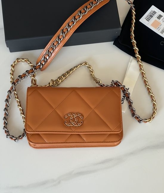 Chanel Classic Lambskin Crossbody Bag 0957