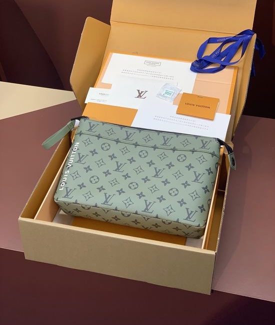 Louis Vuitton LV Pochette Voyage Souple Clutch M82800