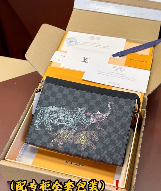 Louis Vuitton LV Pochette Voyage Clutch M64605