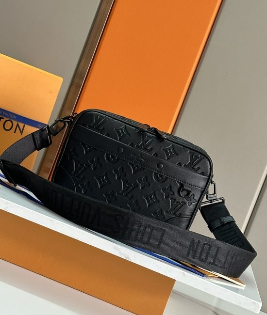 Louis Vuitton LV Alpha Messenger Bag M46955