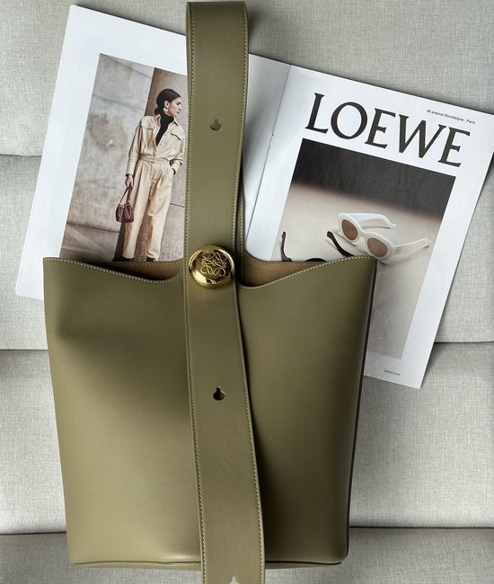 Loewe Pebble Bucket Eucalyptus Green Medium Handbag 332