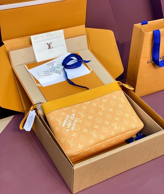 Louis Vuitton LV Pochette Voyage Souple Clutch M12665