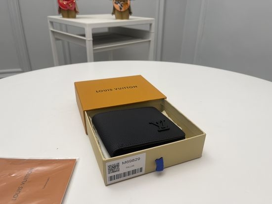 Louis Vuitton LV Aerogram Multiple Wallet M69829