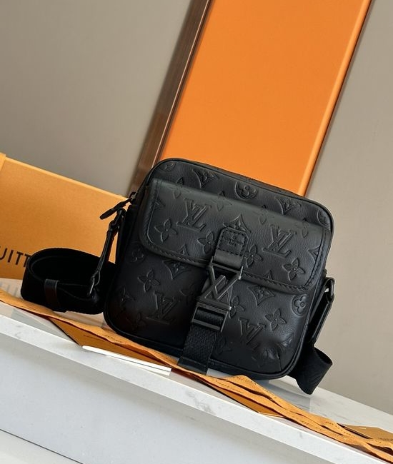 Louis Vuitton LV Getaway Monogram Messenger Bag M12516
