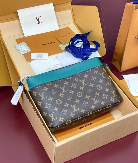 Louis Vuitton LV Pochette Voyage Souple Clutch 8913