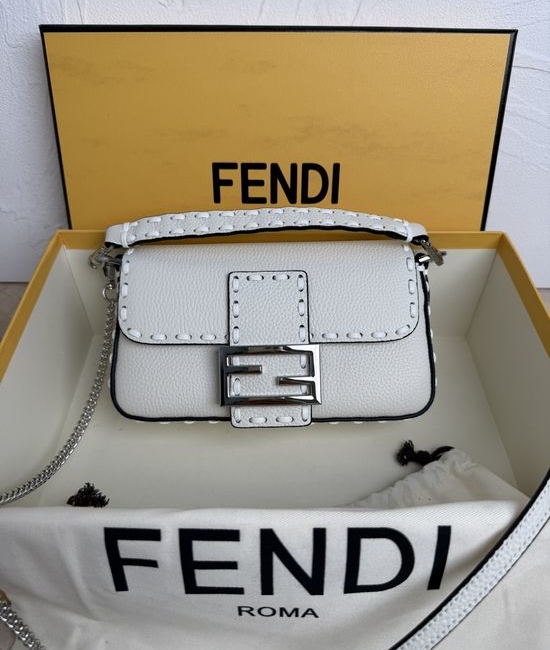 Fendi Baguette Hand-sewn Leather Bag 600S