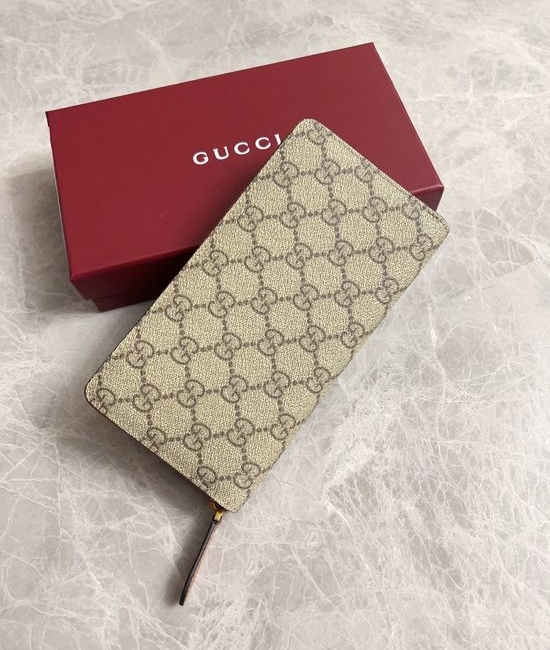 Gucci GG Emblem Grain PVC Wallet 821207