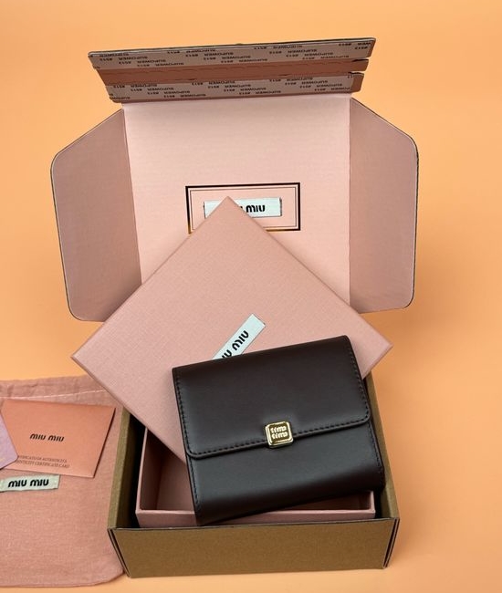 Miu Miu Leather Snap Closure Wallet 5MH033