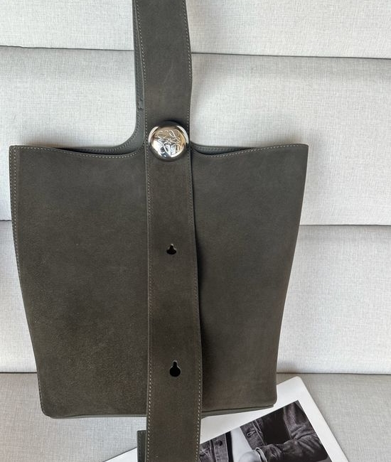 Loewe Pebble Bucket Medium Leather Bag 335