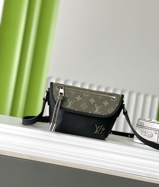 Louis Vuitton LV Monogram Messenger Bag M12618