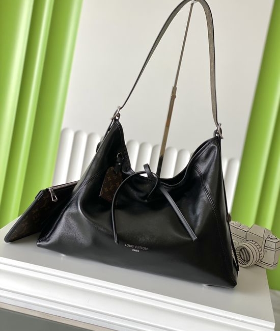 Louis Vuitton LV Carryall Medium Leather Tote M25143