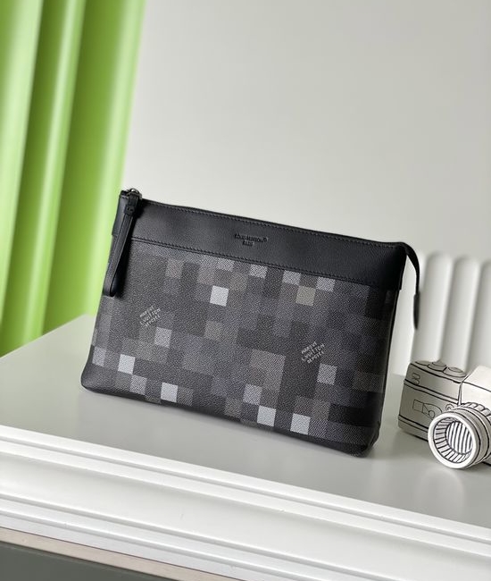 Louis Vuitton LV Pochette Voyage Clutch M14926