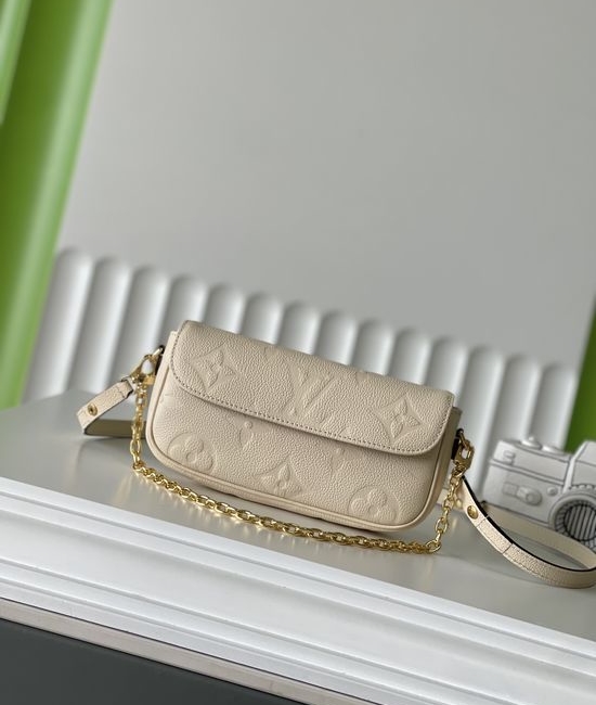 Louis Vuitton LV CHAIN IVY Leather Shoulder Bag M82210