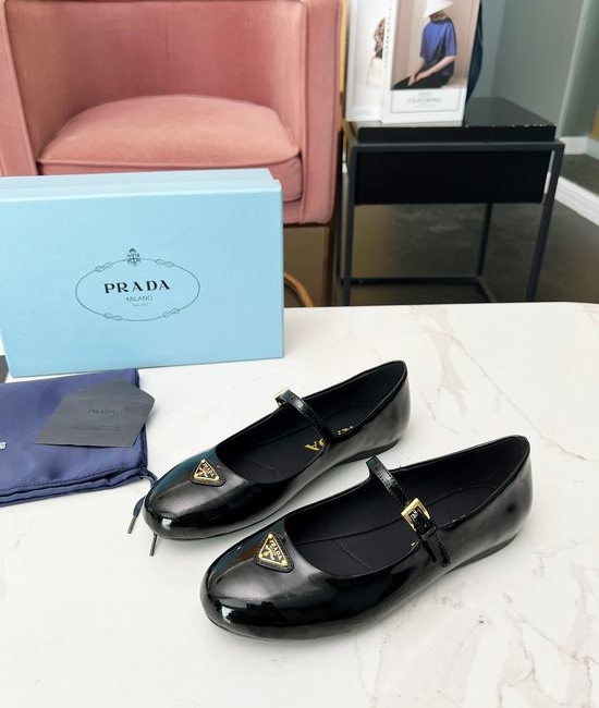 Prada Patent Leather Retro British Style Classic Loafers