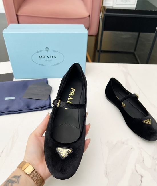 Prada Velvet Retro British Style Casual Loafer Shoes