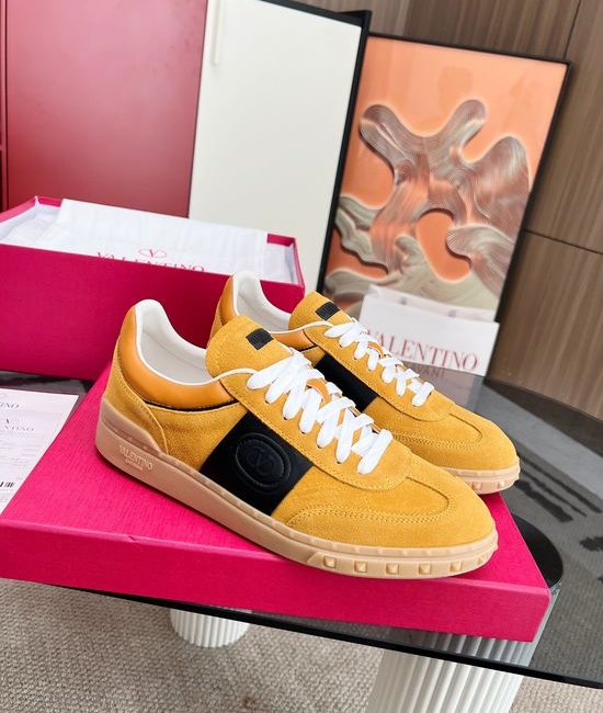 Valentino Classic Retro Casual Training Shoes with Premium Material