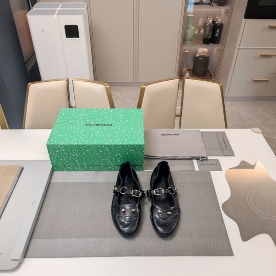 Balenciaga Soft Comfortable Leather Flat Shoes with Rivet Buckle