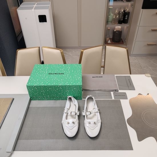 Balenciaga Soft Comfortable Leather Flat Shoes with Rivet Buckle