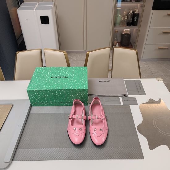 Balenciaga Soft Comfortable Leather Flat Shoes with Rivet Buckle