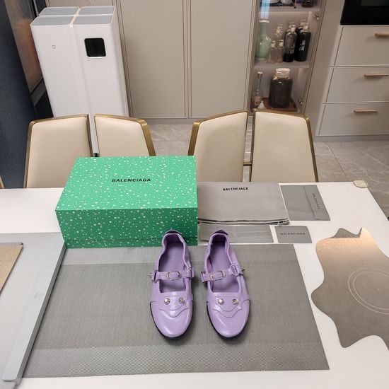 Balenciaga Soft Comfortable Leather Flat Shoes with Rivet Buckle