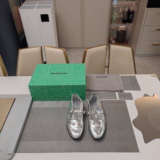 Balenciaga Soft Comfortable Leather Flat Shoes with Rivet Buckle