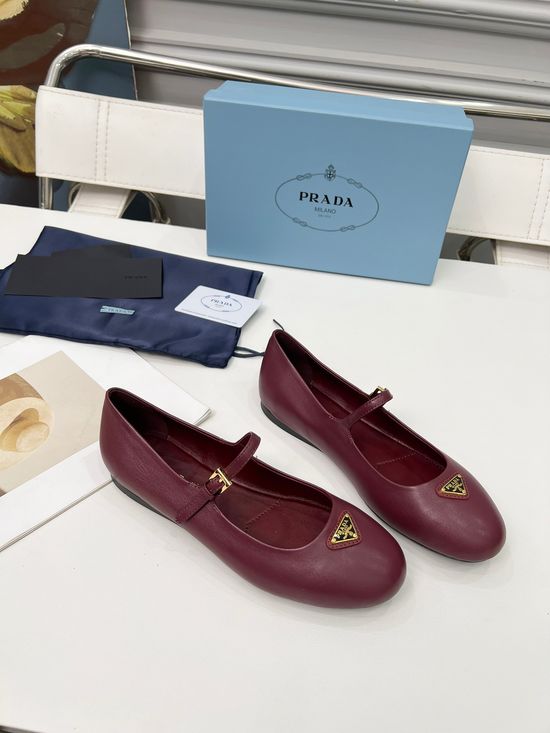 Prada Classic Buckle Loafers Soft Leather Upper Comfortable Sole