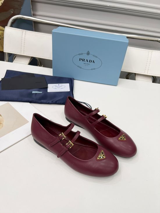 Prada Classic Buckle Loafers Soft Leather Upper Comfortable Sole