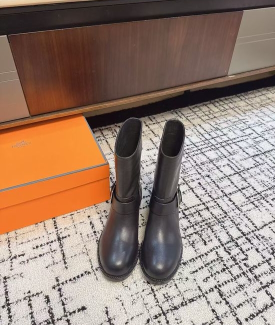Hermes Elegant Round-Toe Chelsea Boots with Sleek Silhouette