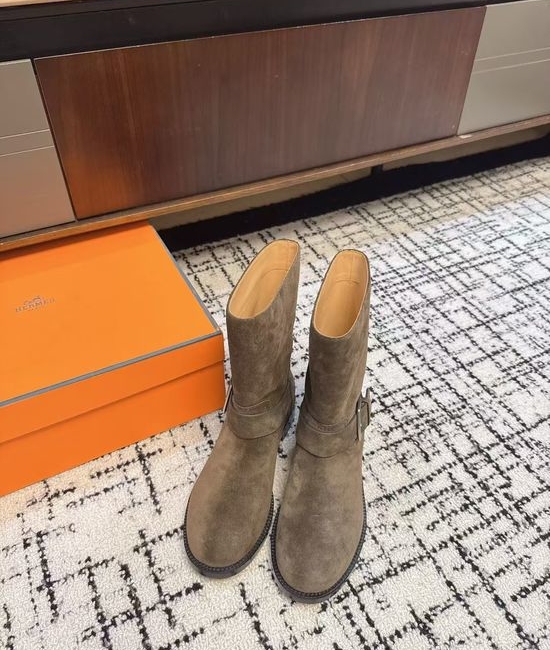 Hermes Elegant Round-Toe Chelsea Boots with Sleek Silhouette