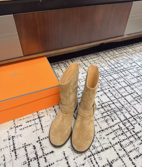 Hermes Elegant Round-Toe Chelsea Boots with Sleek Silhouette