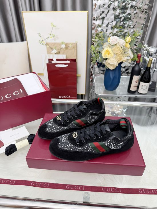 Gucci Elegant White Shoes with Signature Striped Accents