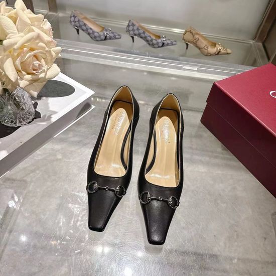 Gucci Classic Leather Shoes with Decorative Metal Buckle
