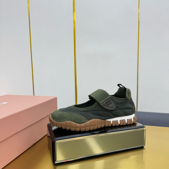 Miu Miu Comfortable Lightweight Flat Casual Slip-On Shoes